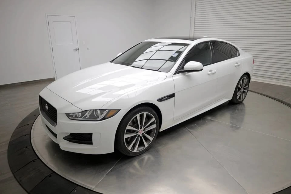2018 Jaguar XE - Image 5 of 17