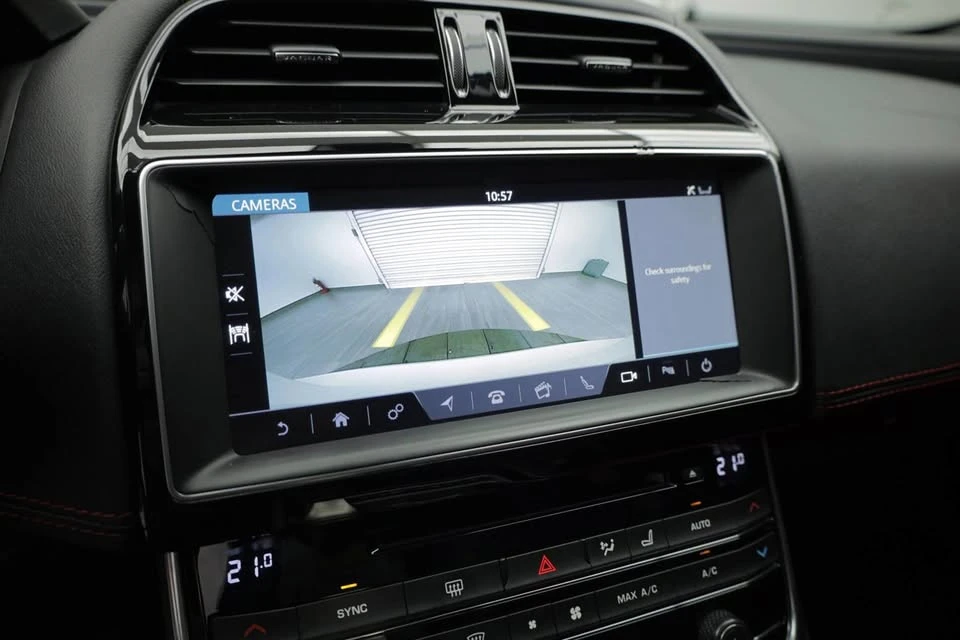 2018 Jaguar XE - Image 16 of 17