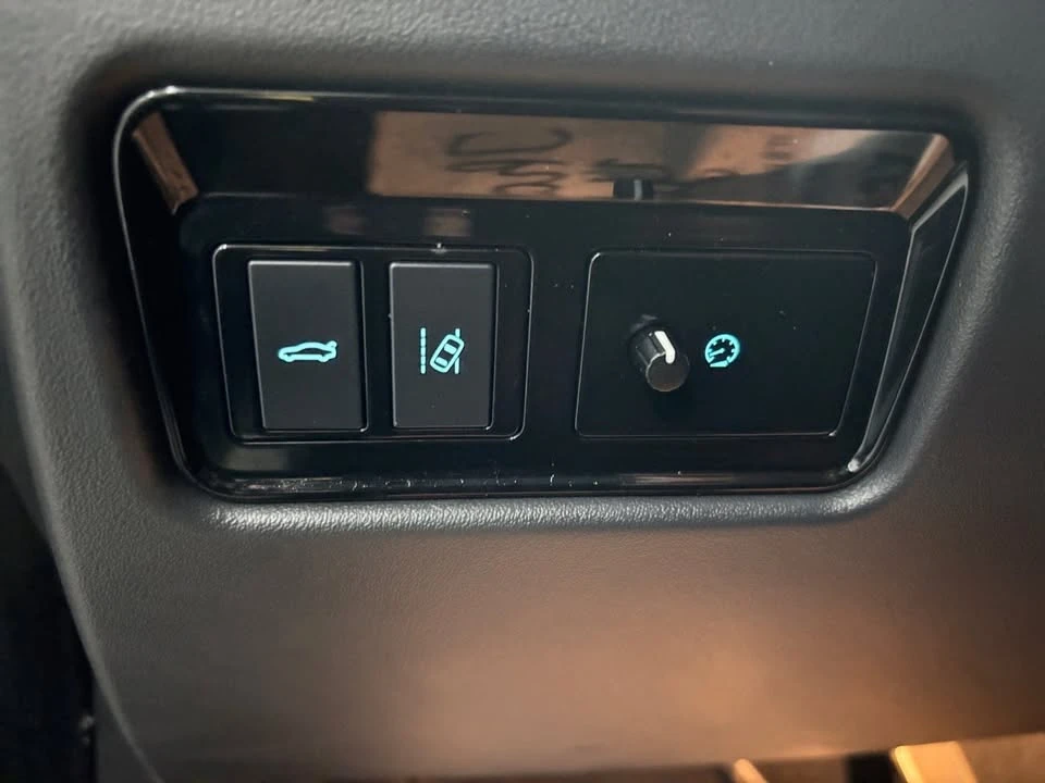 2018 Jaguar XE - Image 19 of 20