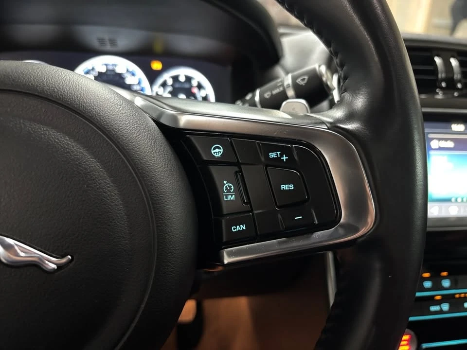 2018 Jaguar XE - Image 14 of 20