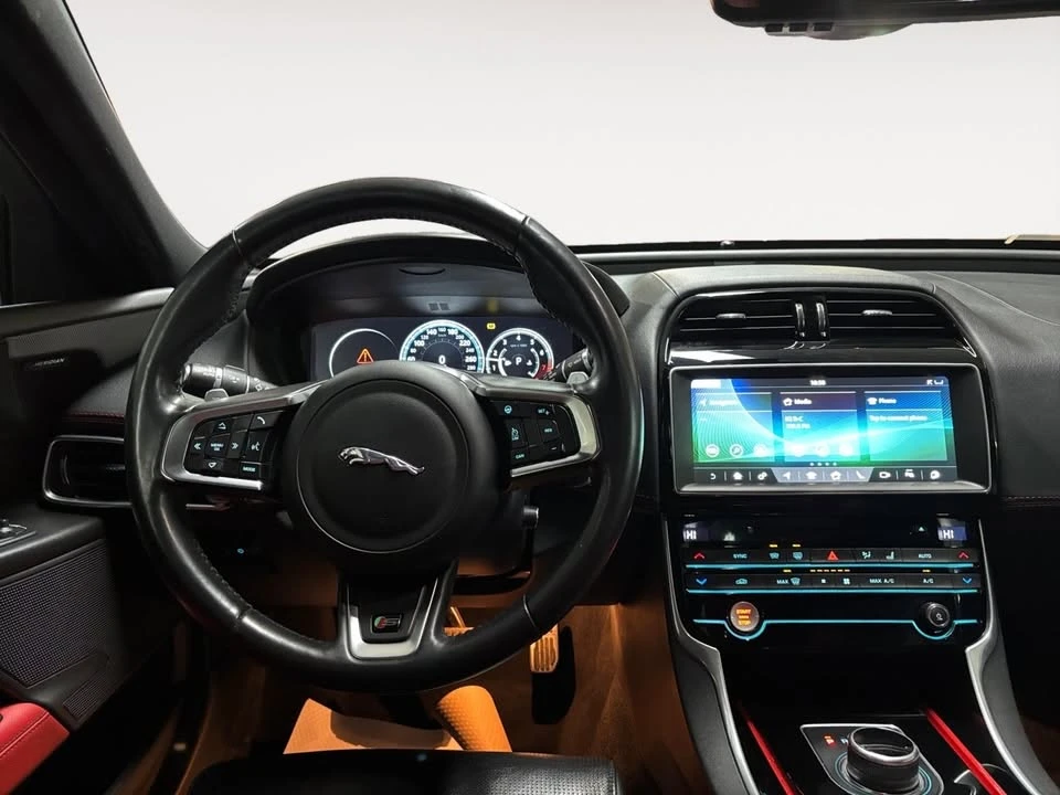2018 Jaguar XE - Image 11 of 20