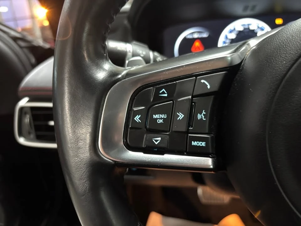 2018 Jaguar XE - Image 13 of 20