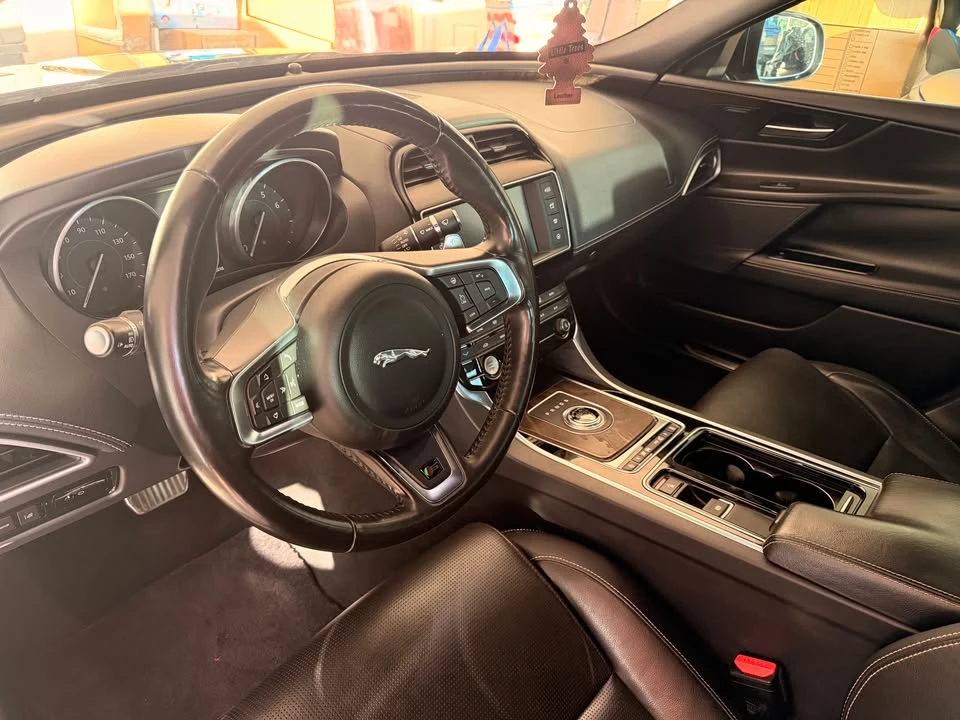 2018 Jaguar XE - Image 7 of 10