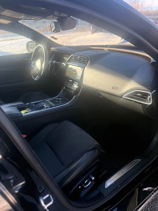 2018 Jaguar XE - Image 9 of 16