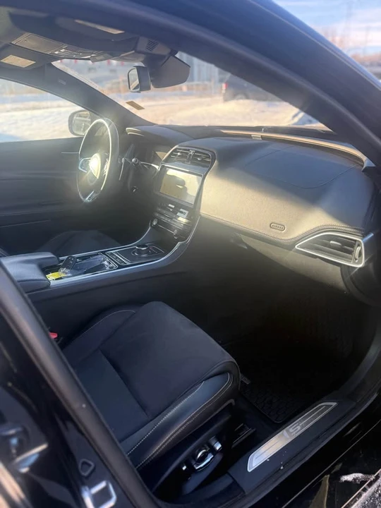2018 Jaguar XE - Image 10 of 16