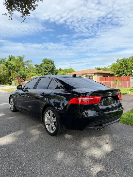 2018 Jaguar XE - Image 4 of 11