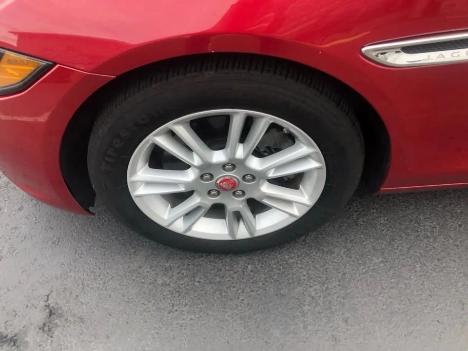 2018 Jaguar XE - Image 7 of 20