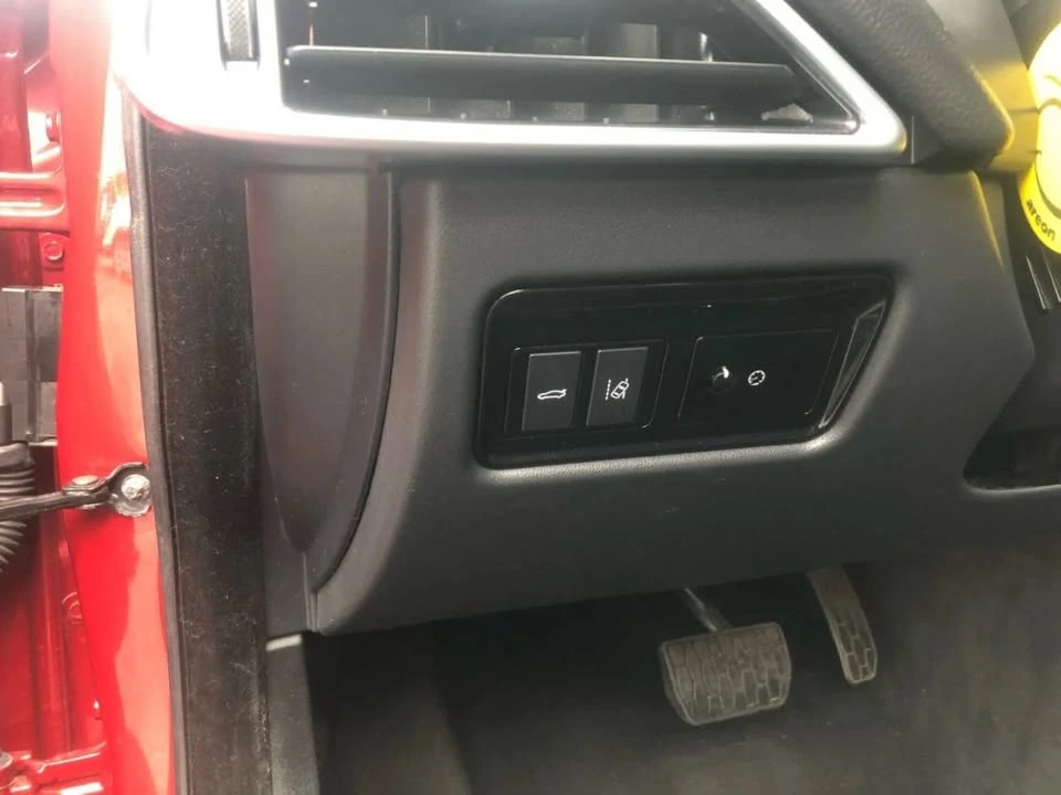 2018 Jaguar XE - Image 10 of 20