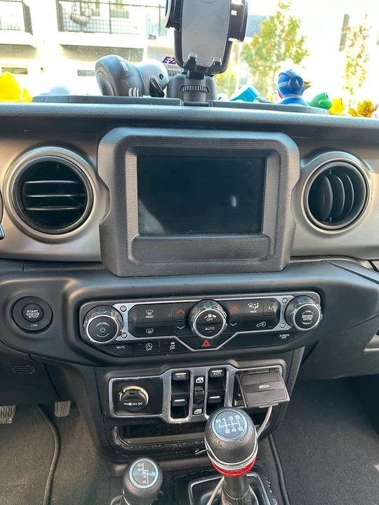 2018 Jeep JL Wrangler - Image 15 of 22
