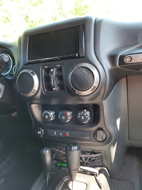 2018 Jeep JL Wrangler - Image 15 of 18
