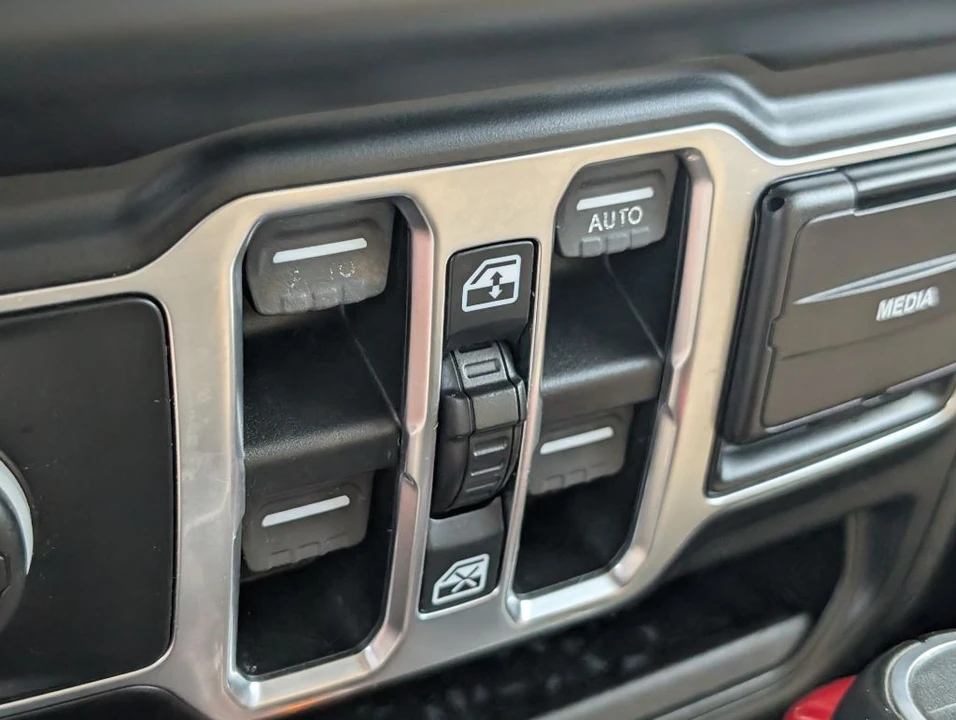2018 Jeep JL Wrangler - Image 20 of 21