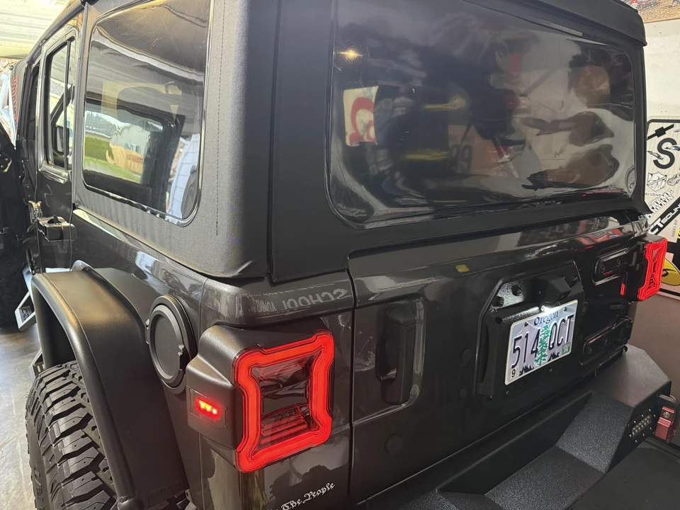 2018 Jeep JL Wrangler - Image 28 of 31