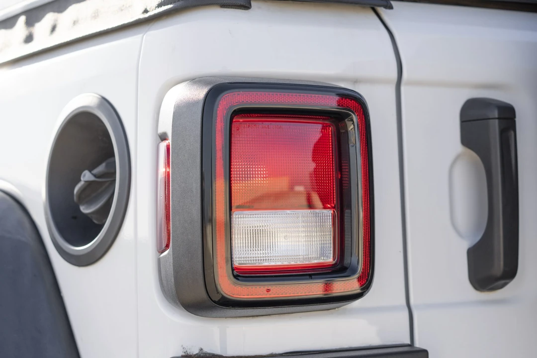 2018 Jeep JL Wrangler - Image 18 of 31