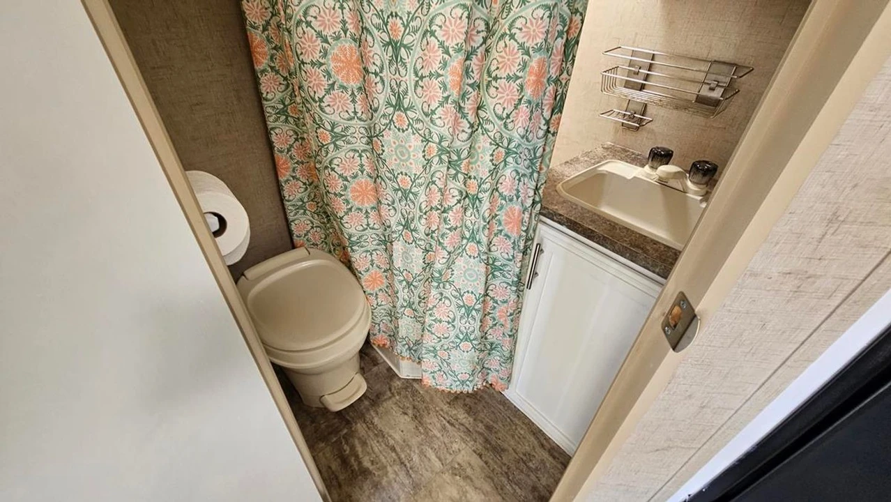 2018 - Image 16 of 21