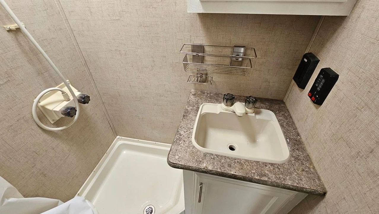 2018 - Image 18 of 21