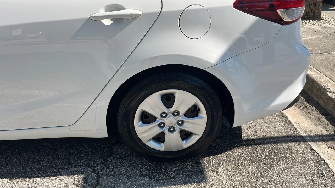 2018 Kia Forte - Image 12 of 17