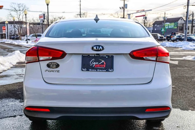 2018 Kia Forte - Image 5 of 12