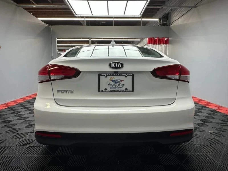 2018 Kia Forte - Image 5 of 12