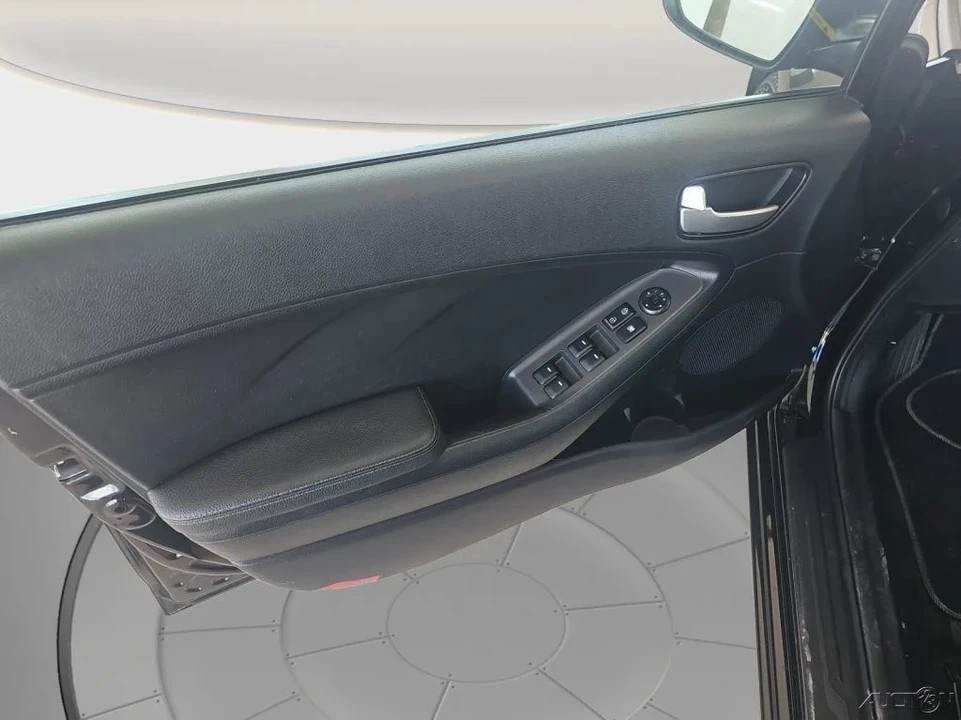 2018 Kia Forte - Image 13 of 21