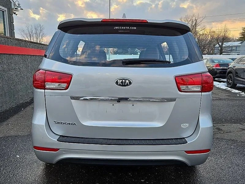 2018 Kia Carnival - Image 5 of 12