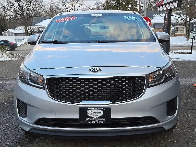 2018 Kia Carnival - Image 2 of 12