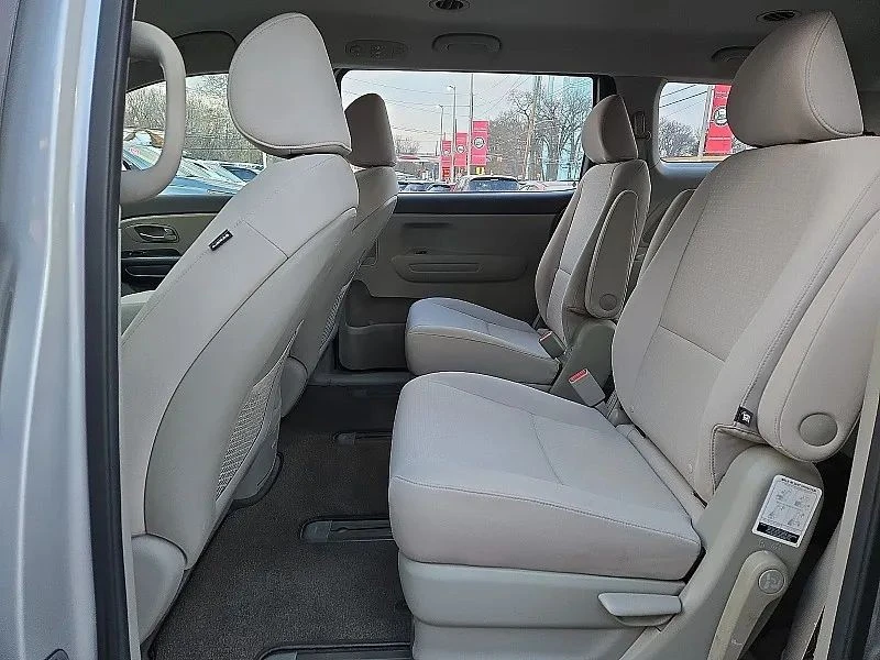 2018 Kia Carnival - Image 10 of 12
