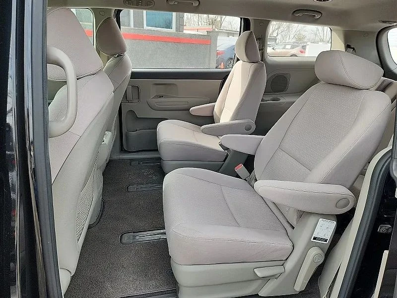 2018 Kia Carnival - Image 11 of 12