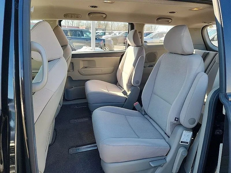2018 Kia Carnival - Image 11 of 12
