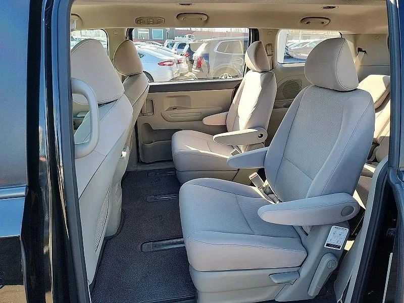 2018 Kia Carnival - Image 11 of 12
