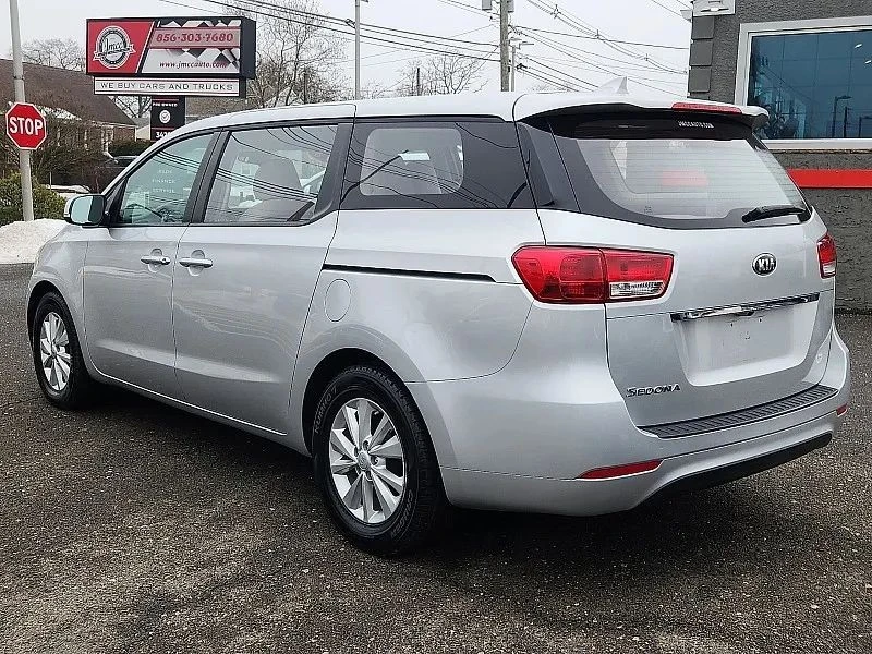 2018 Kia Carnival - Image 5 of 12