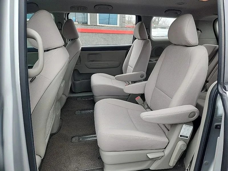 2018 Kia Carnival - Image 11 of 12