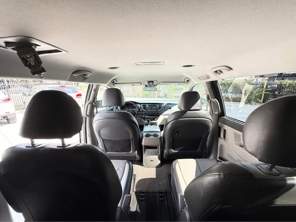 2018 Kia Carnival - Image 9 of 12