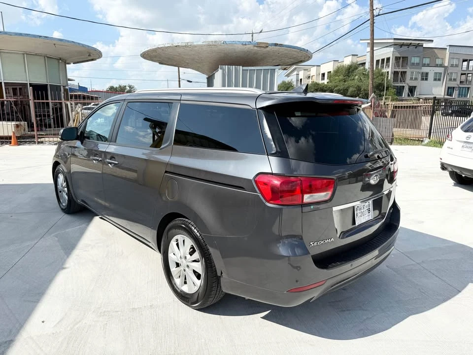 2018 Kia Carnival - Image 4 of 12
