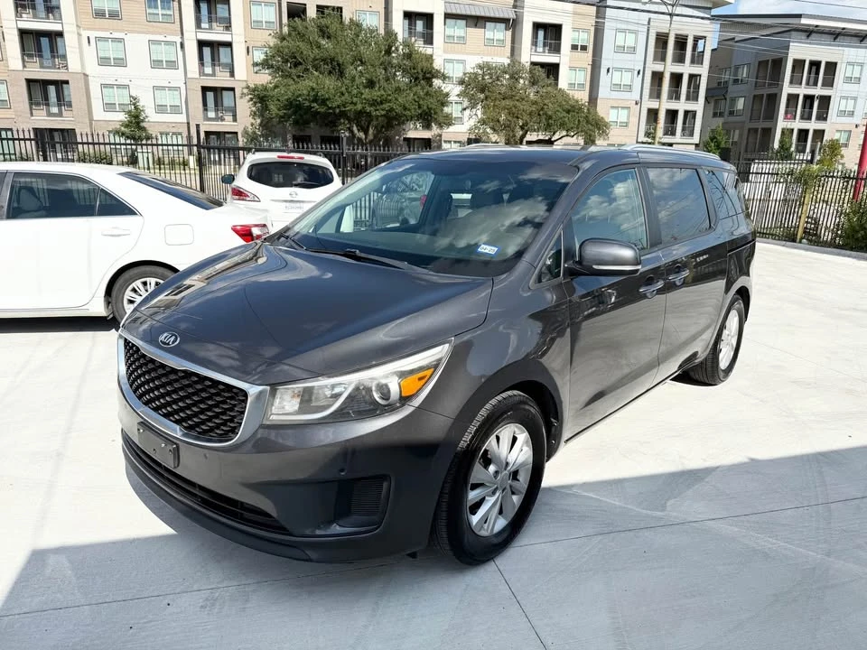 2018 Kia Carnival - Image 5 of 12
