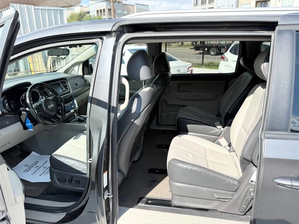 2018 Kia Carnival - Image 7 of 12