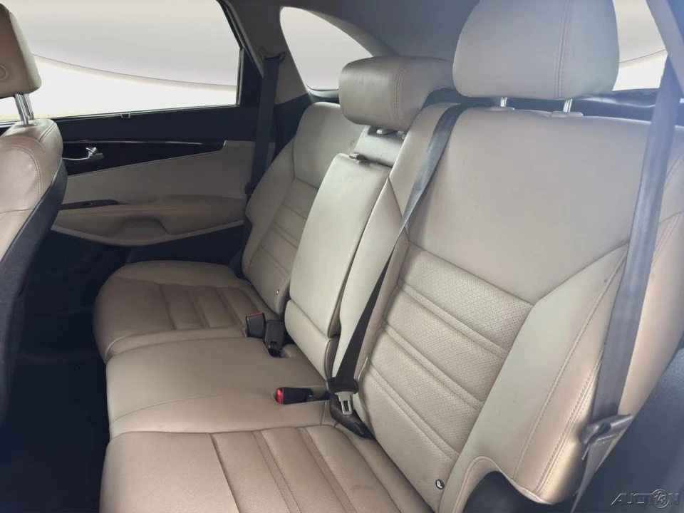 2018 Kia Sorento - Image 14 of 21