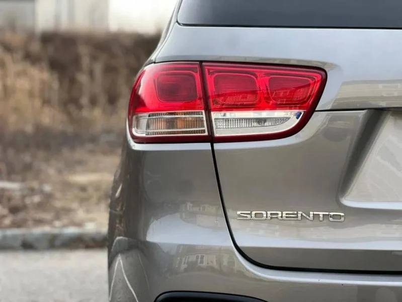 2018 Kia Sorento - Image 8 of 12