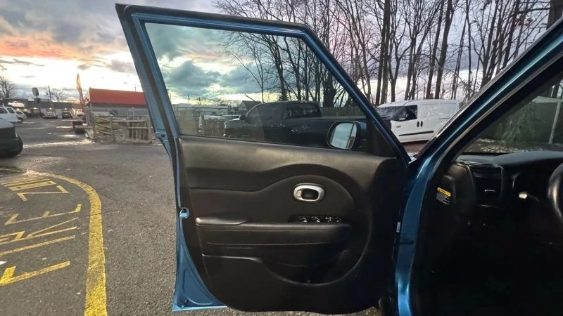 2018 Kia Soul - Image 9 of 12