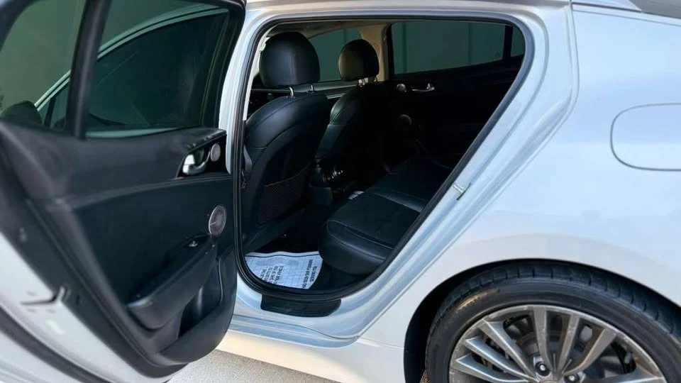 2018 Kia Stinger - Image 16 of 19