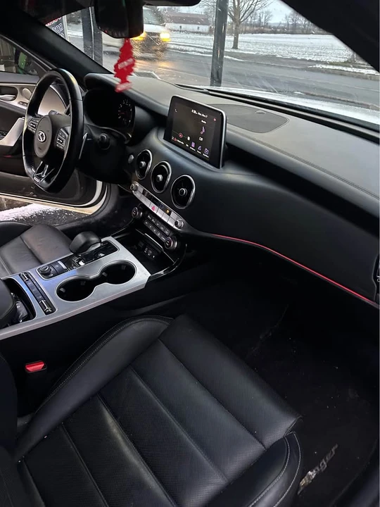 2018 Kia Stinger - Image 16 of 19
