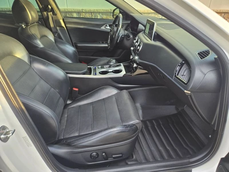 2018 Kia Stinger - Image 16 of 20