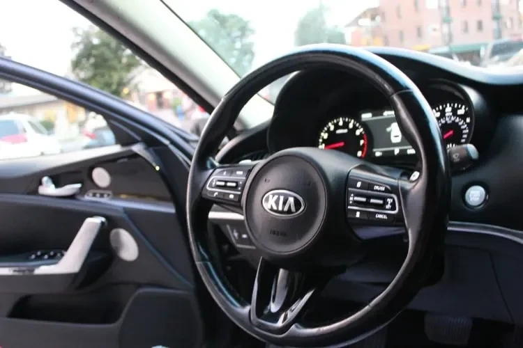 2018 Kia Stinger - Image 9 of 12