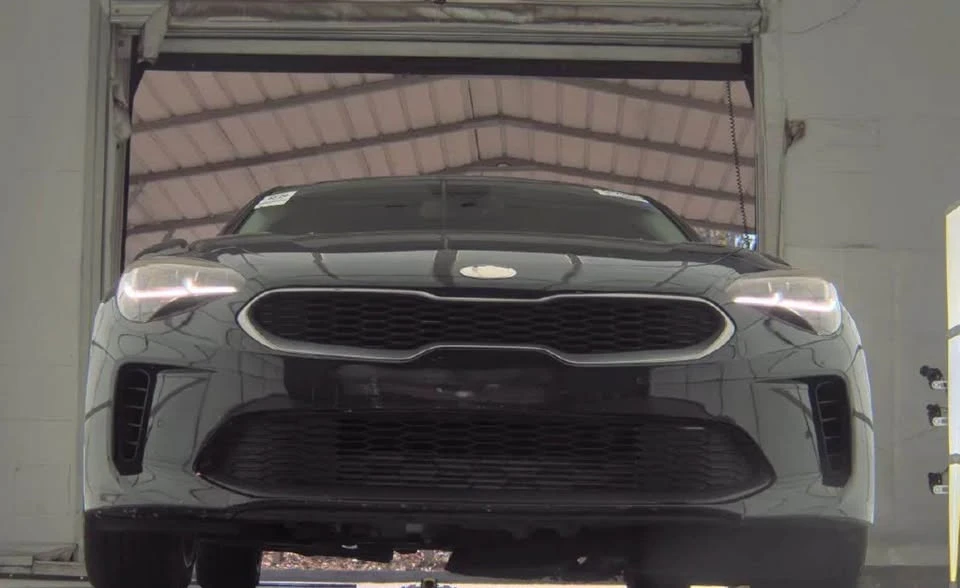 2018 Kia Stinger - Image 2 of 13