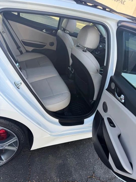 2018 Kia Stinger - Image 17 of 20