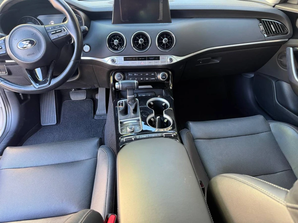 2018 Kia Stinger - Image 10 of 14