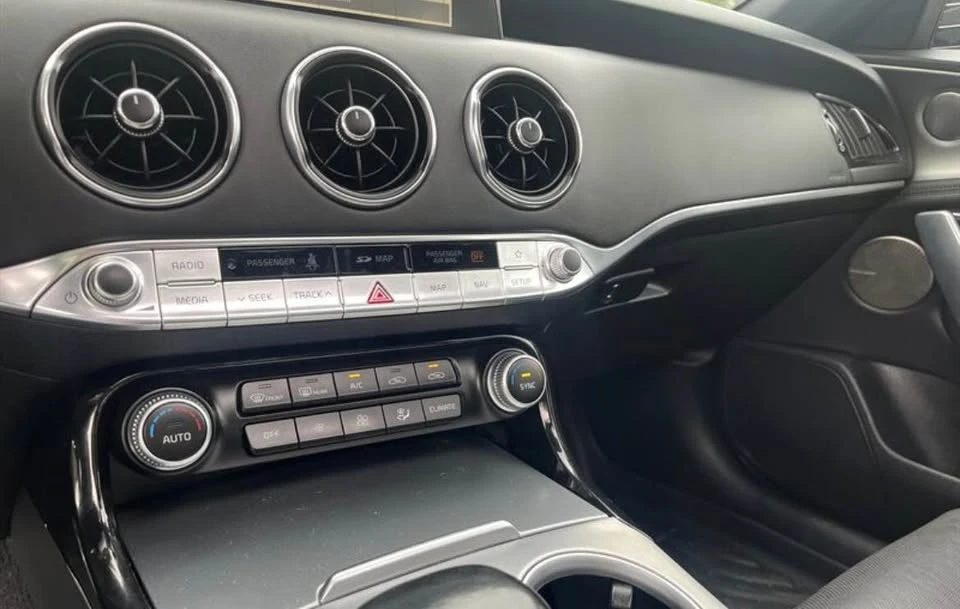 2018 Kia Stinger - Image 10 of 16