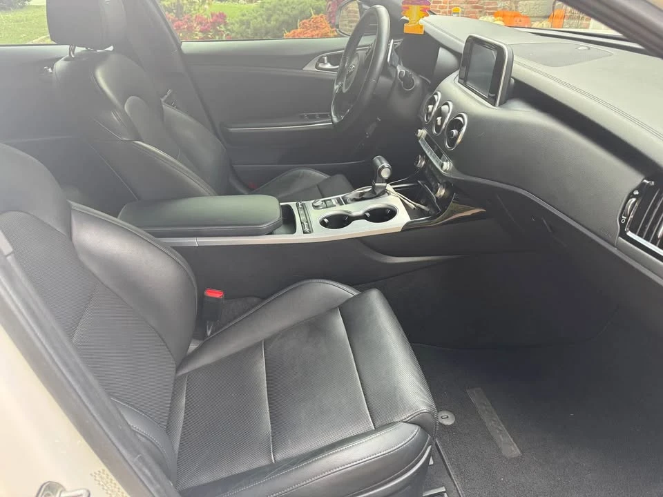 2018 Kia Stinger - Image 8 of 17