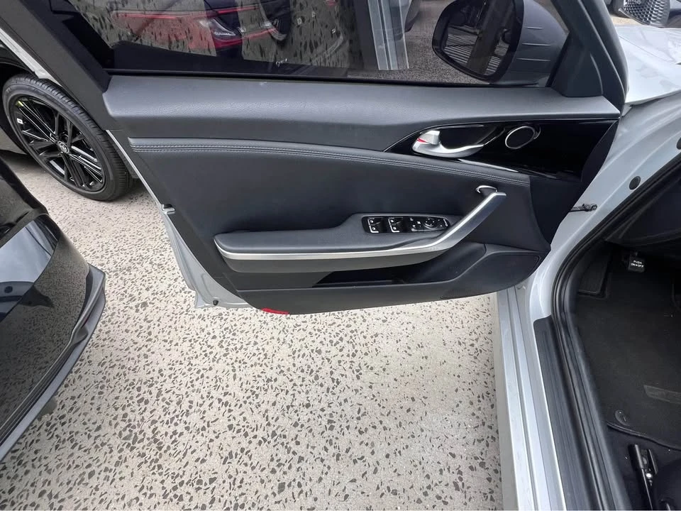2018 Kia Stinger - Image 15 of 18