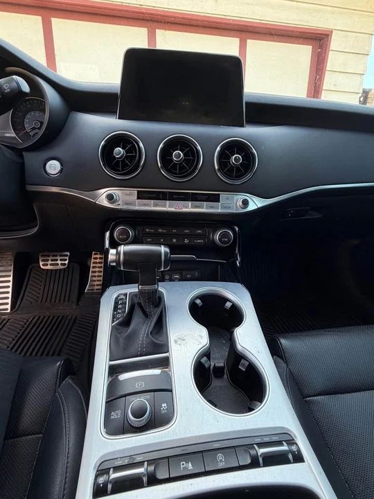 2018 Kia Stinger - Image 9 of 14