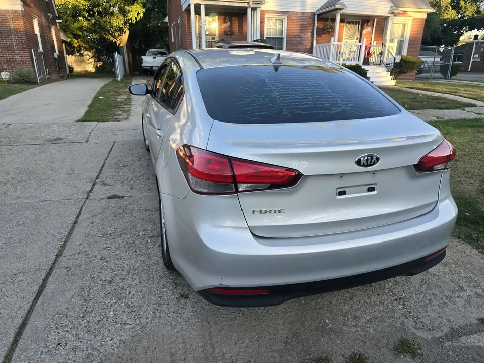 2018 Kia Forte - Image 5 of 11
